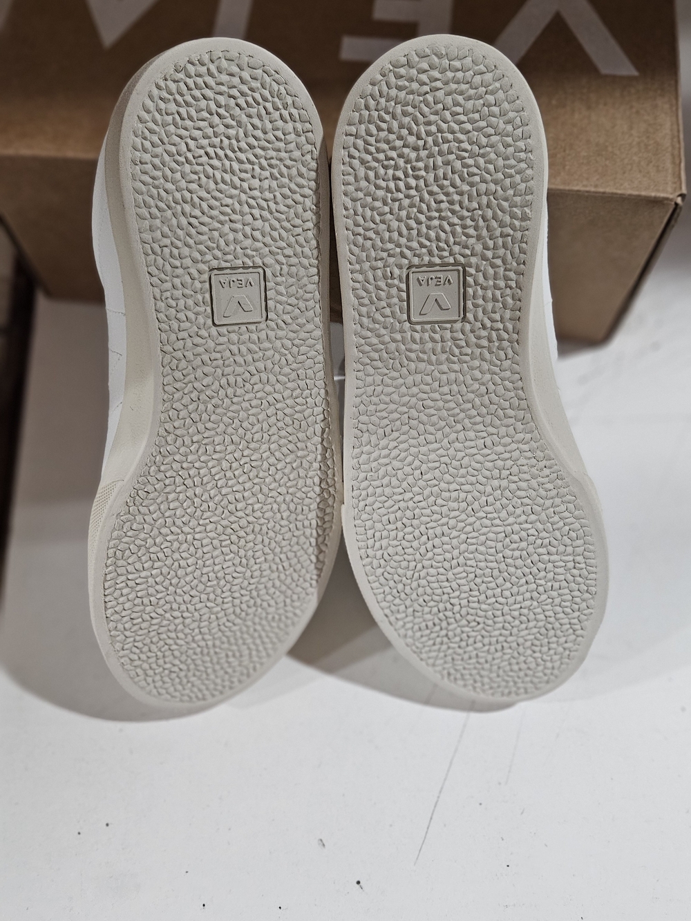 Veja White Leather Low-Top Sneakers - Picture 4 of 5